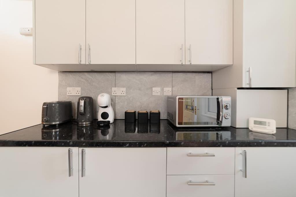 Two Bedroom Apartment By Buonomo Stays Short Lets & Serviced Accommodation In Balham With Balcony Λονδίνο Εξωτερικό φωτογραφία